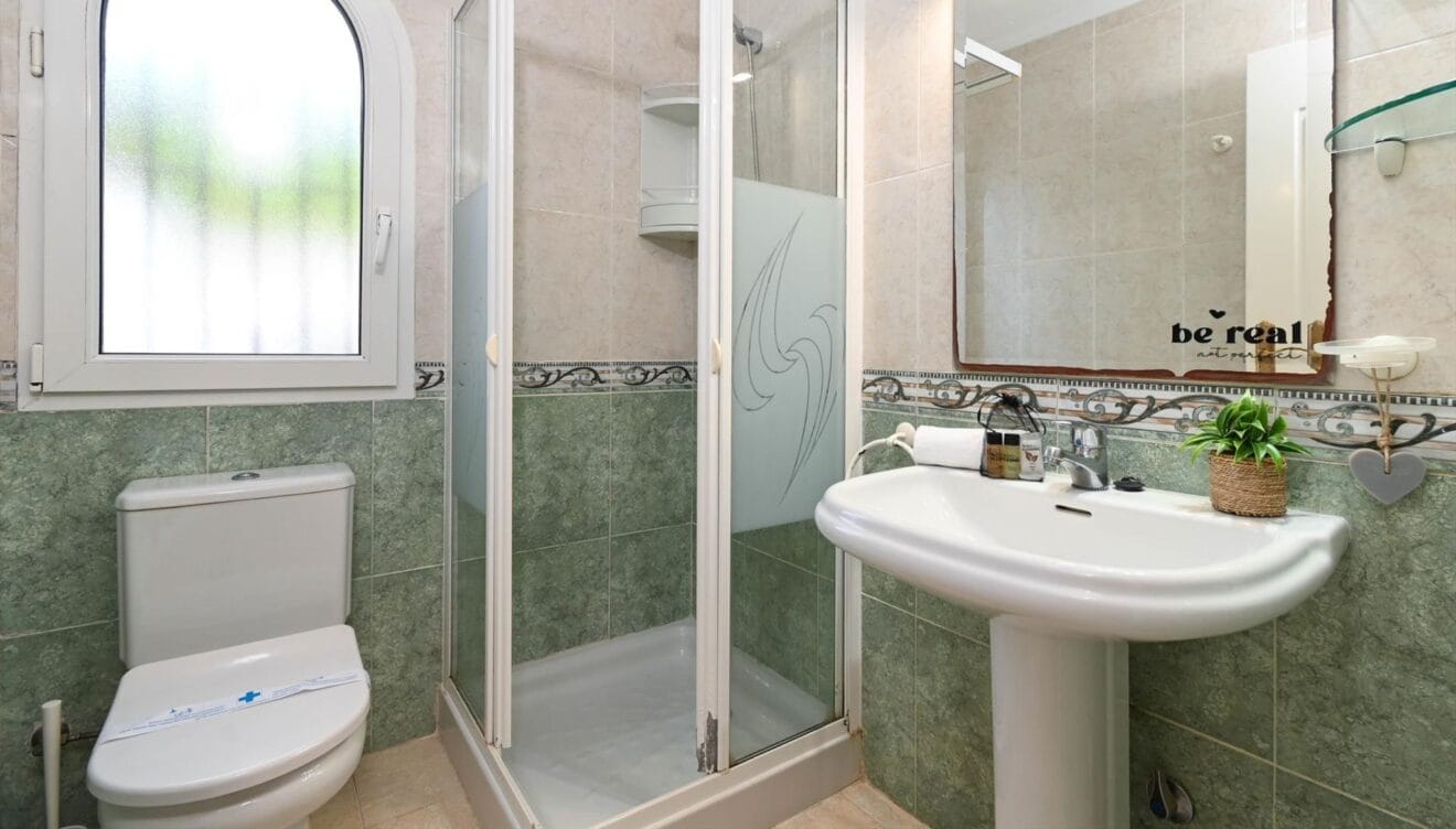 Baño completo de Villa Lulu con ducha y acabados funcionales