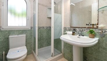 Baño completo de Villa Lulu con ducha y acabados funcionales