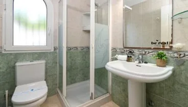 Baño completo de Villa Lulu con ducha y acabados funcionales