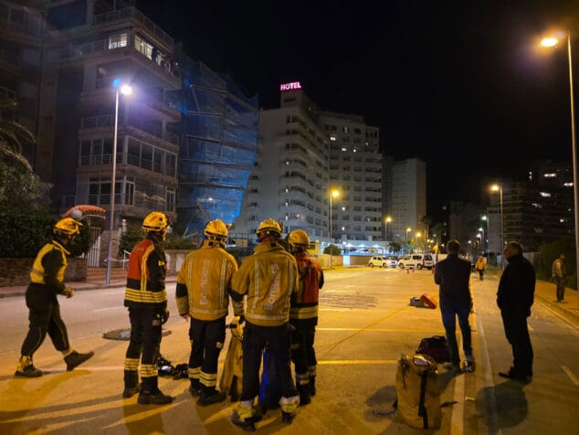 In Calp wurde ein vom Wind umgewehtes Baugerüst abgerissen, das drohte, auf die öffentliche Straße zu stürzen. Bild: Feuerwehrleute im Einsatz bei einem durch den Wind umgestürzten Baugerüst