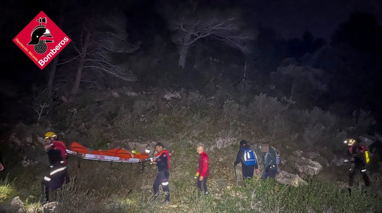 Bomberos durante la evacuación del senderista en Benigembla