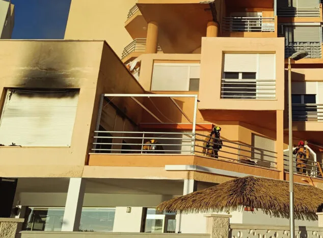 Imagen: Bomberos en el edificio del incendio