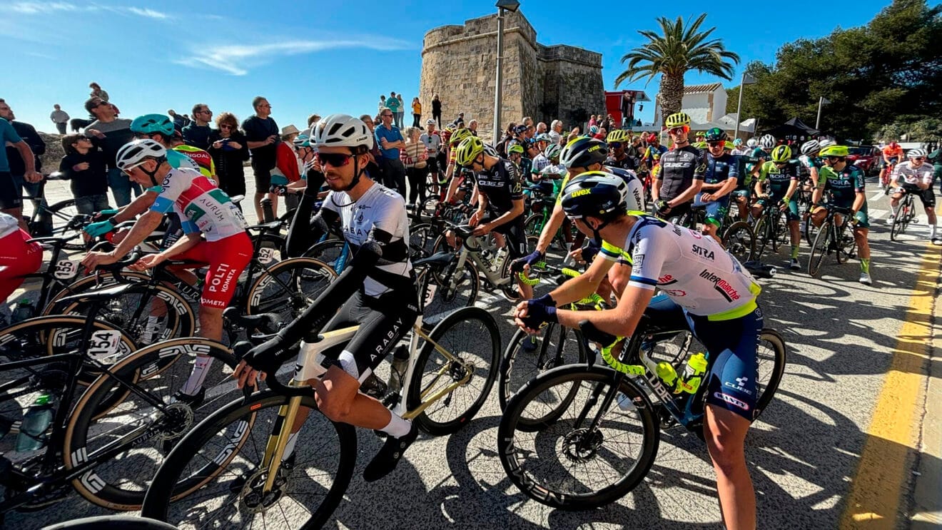 Ciclistas en la salida de la Volta Ciclista a la Comunitat Valenciana en Moraira en 2024 (archivo)