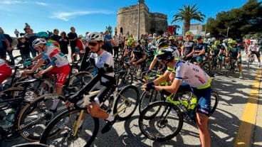 Ciclistas en la salida de la Volta Ciclista a la Comunitat Valenciana en Moraira en 2024 (archivo)