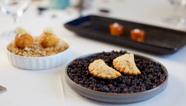 Marktkeuken bereid op houtskool met verfijnde technieken.