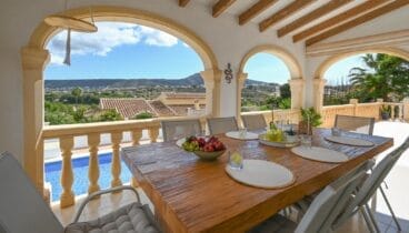 Comedor exterior cubierto en Villa Lulu para desayunos y cenas tranquilas