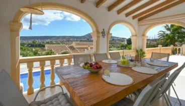 Comedor exterior cubierto en Villa Lulu para desayunos y cenas tranquilas
