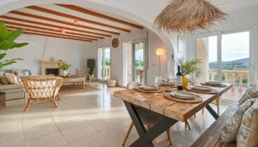 Comedor interior de Villa Lulu cómodo y funcional para estancias en grupo