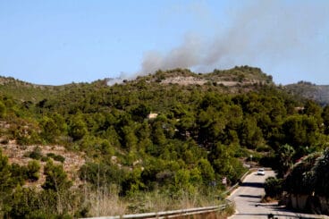 Emergencias abre una bolsa urgente para reforzar a los Bomberos Forestales valencianos 4 corte de la carretera de les planes por un incendio