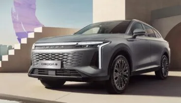 ¿Nuevo año, nuevo coche? OMODA 9 SHS: características, precio y disponibilidad 13 detalle frontal y lateral del omoda 9 shs en carretera urbana