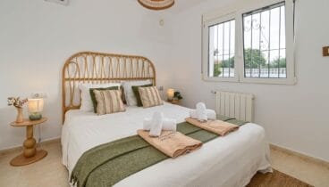 Dormitorio principal de Villa Lulu con baño en suite y aire acondicionado (2)