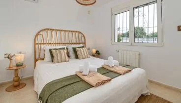 Dormitorio principal de Villa Lulu con baño en suite y aire acondicionado (2)
