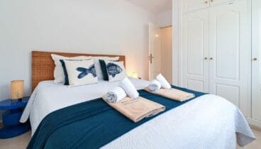 Dormitorio principal de Villa Lulu con baño en suite y aire acondicionado