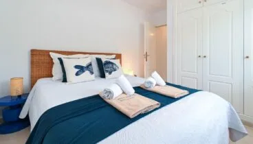 Dormitorio principal de Villa Lulu con baño en suite y aire acondicionado