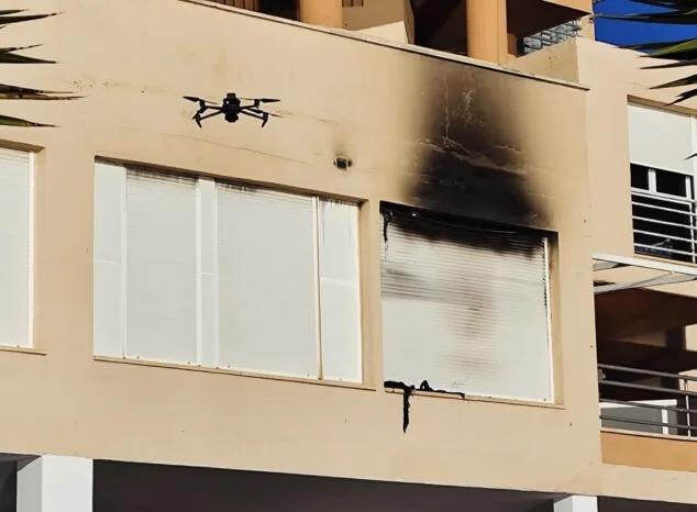 Imagen: Dron de la Policía Local de Calp en el edificio del incendio