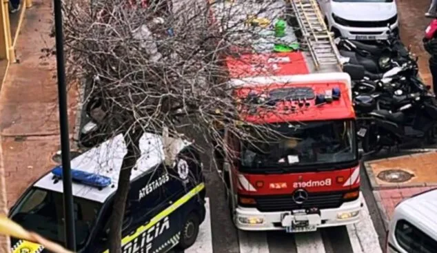 efectivos de emergencias intervienen en la avenida puerto de santa maria de calp tras un incendio 1