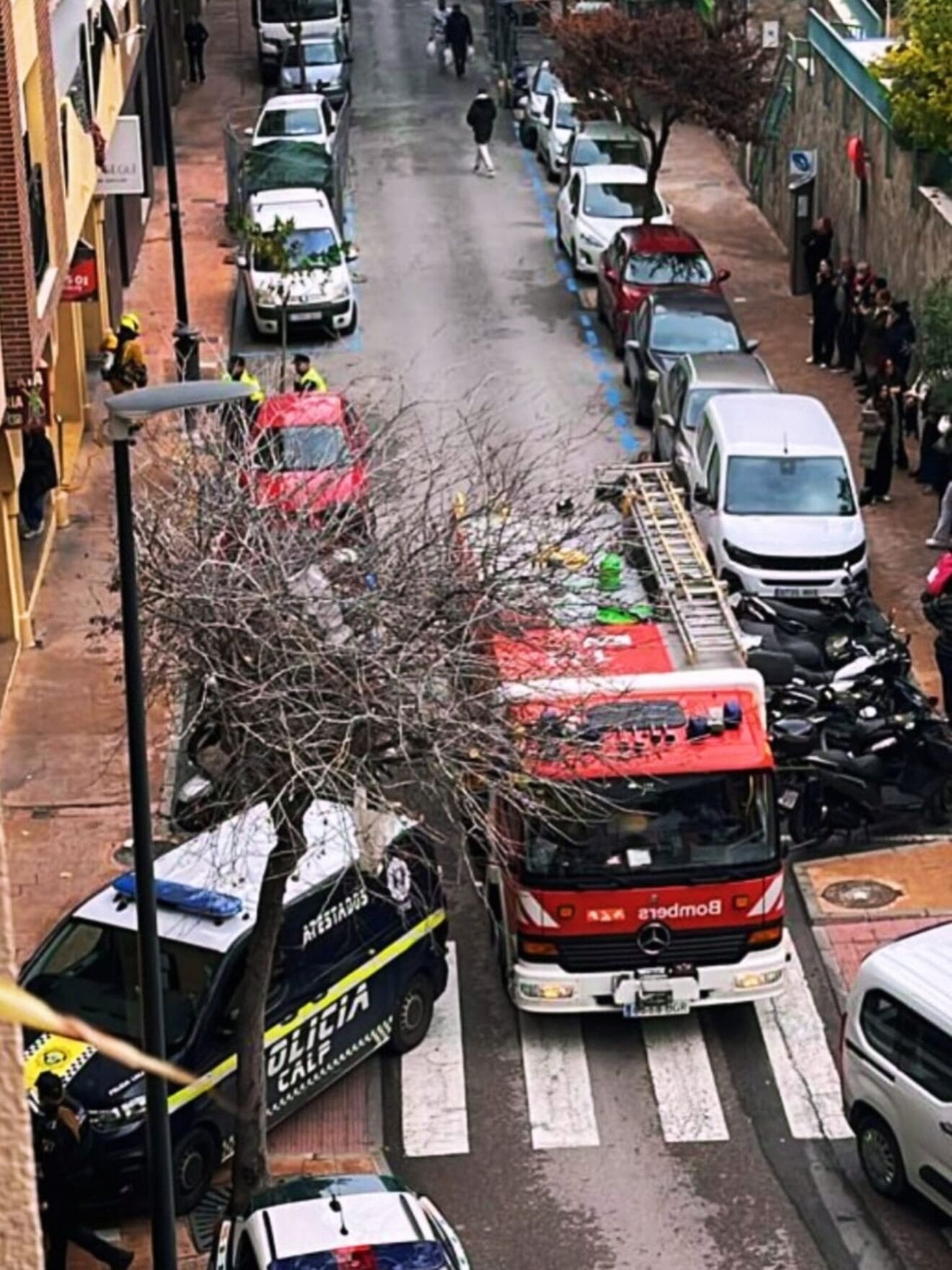 Efectivos de emergencias intervienen en la avenida Puerto de Santa María de Calp tras un incendio