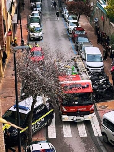 Efectivos de emergencias intervienen en la avenida Puerto de Santa María de Calp tras un incendio
