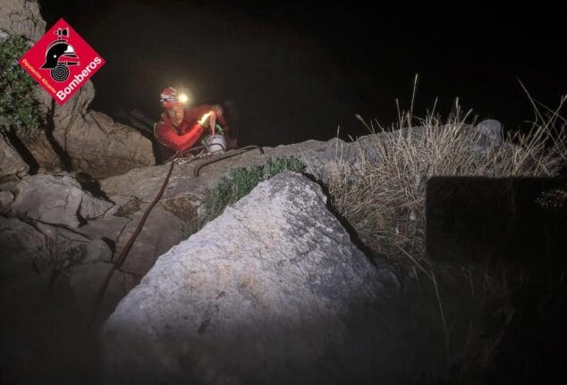 Imagen: Efectivos del GER culminan la extracción del escalador tras cinco horas de rescate en la Sierra de Toix, en Calp