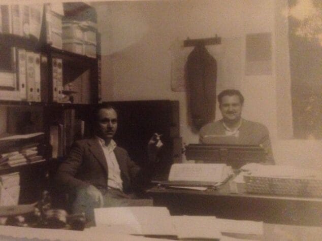 Imagen: El abuelo de Sandra Mira en la oficina en 1955