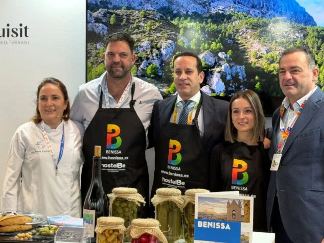 el alcalde arturo poquet y la concejala de turismo virginia perez junto con los representantes de el rall de benissa premiados con un cacau dor al mejor almuerzo valenciano