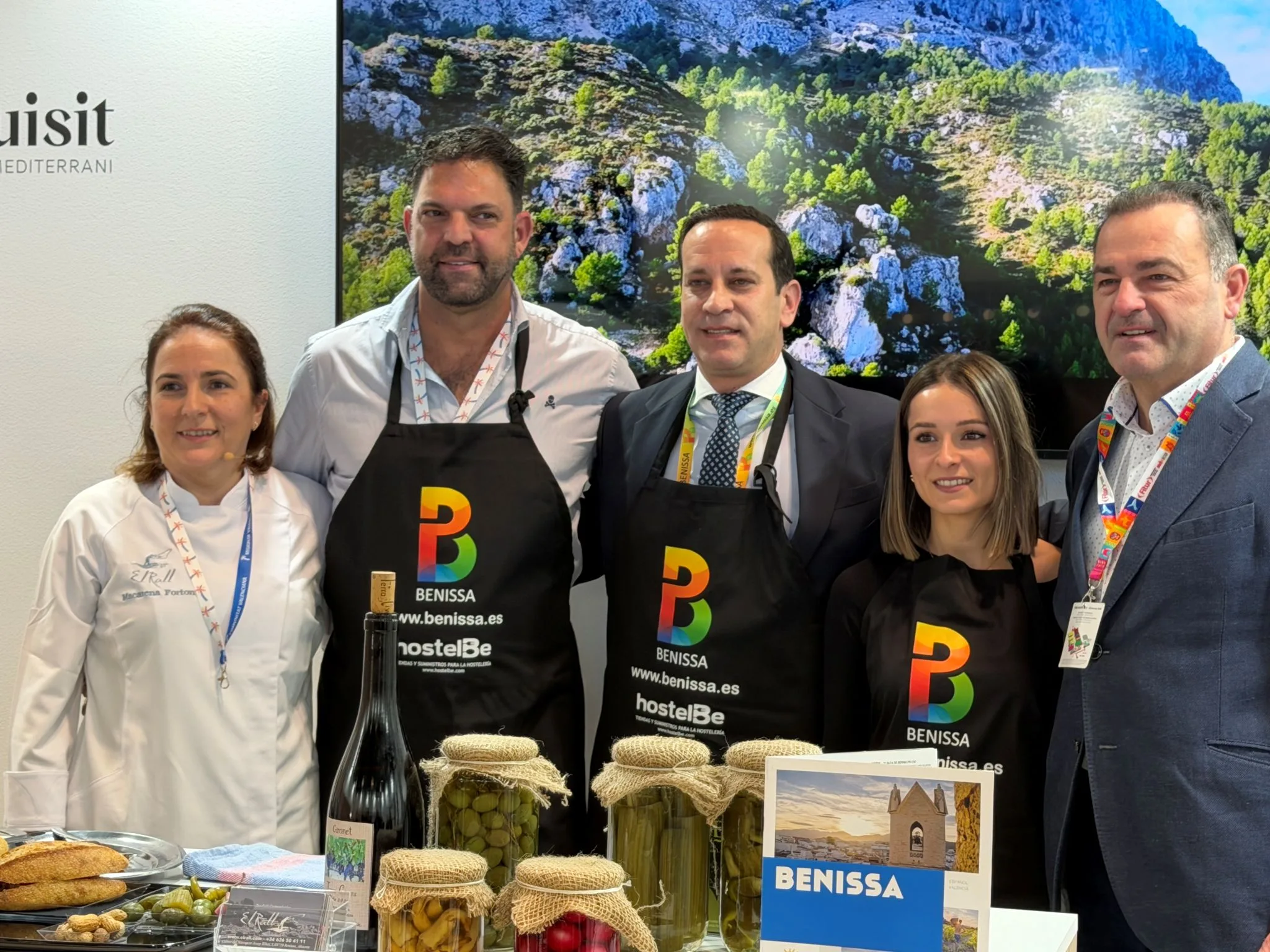 el alcalde arturo poquet y la concejala de turismo virginia perez junto con los representantes de el rall de benissa premiados con un cacau dor al mejor almuerzo valenciano