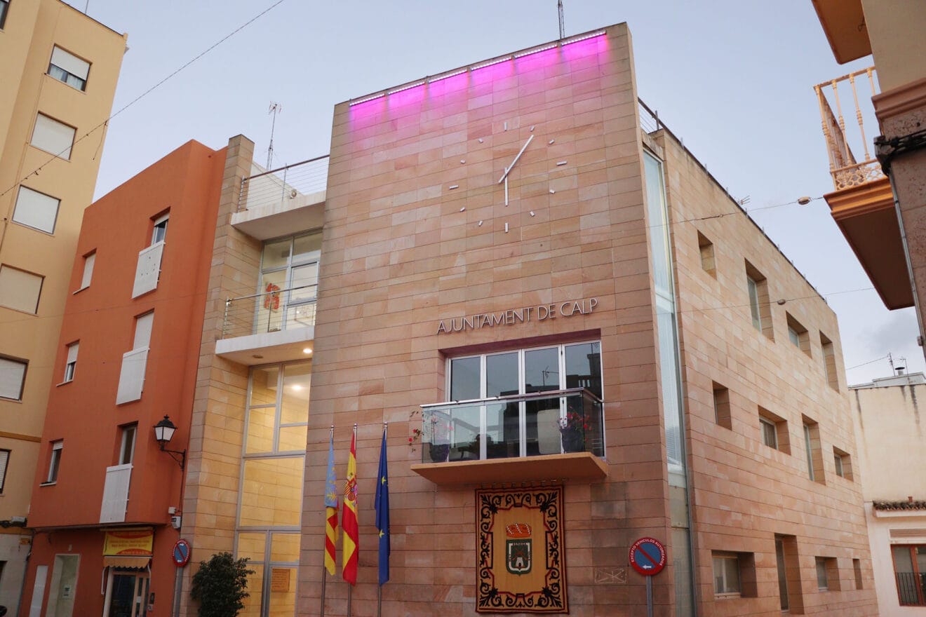 El Ayuntamiento de Calp iluminado (archivo)