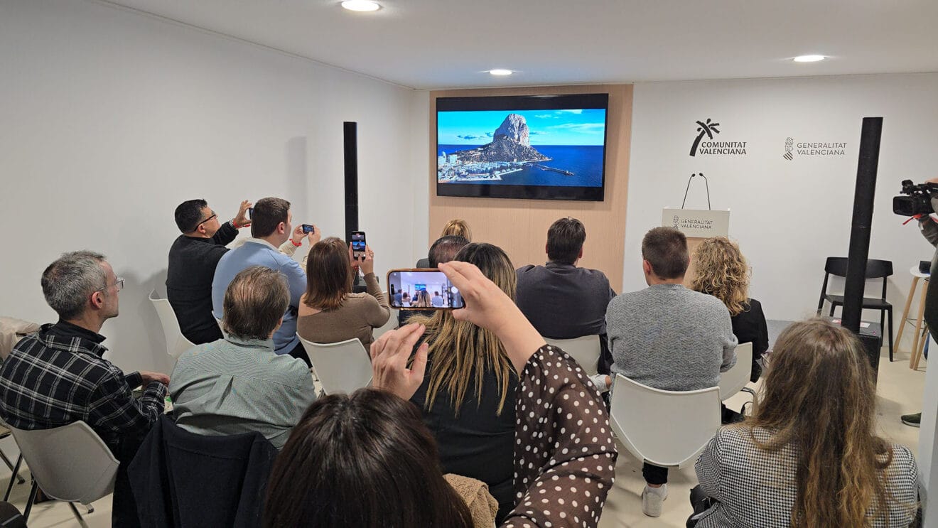 El Ayuntamiento de Calp presenta la campaña turística 'Todo lo que está bien está en Calp' en Fitur 2026