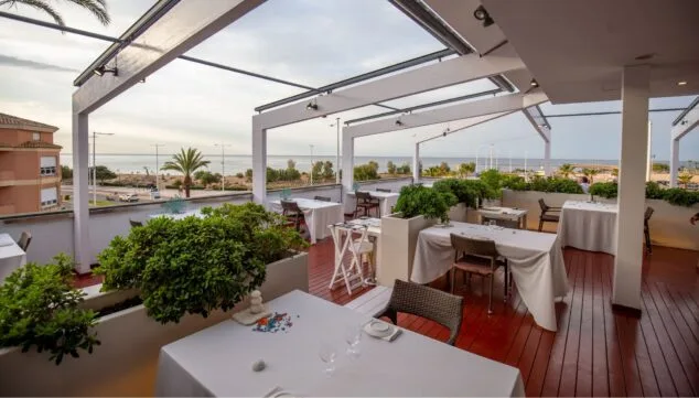 Der Himmel ist eine spektakuläre Terrasse, die man in Sommernächten genießen kann.