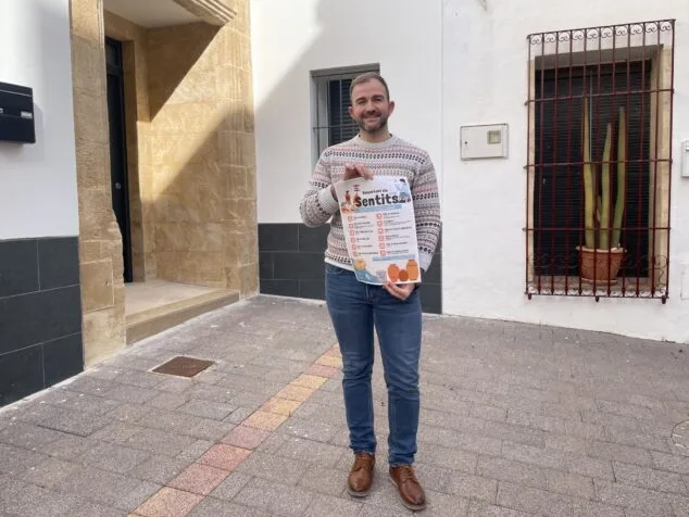 Benitatxell renueva en 2026 «Despertando los sentidos» con doce experiencias mensuales tras el éxito del año anterior 1 Imagen: El concejal de Turismo, Víctor Bisquert, durante la presentación del cartel de las nuevas 12 experiencias en 2026