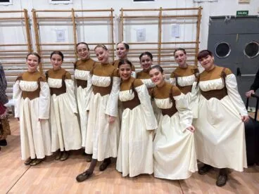 El grupo de Bailarinas posando instantes antes del recorrido de la Cabalgata de los Reyes Magos de Benitatxell