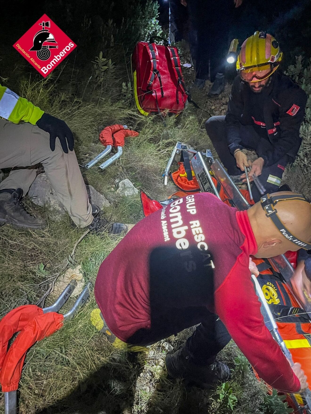 El hombre de 70 años es evacuado durante el rescate nocturno en Benigembla