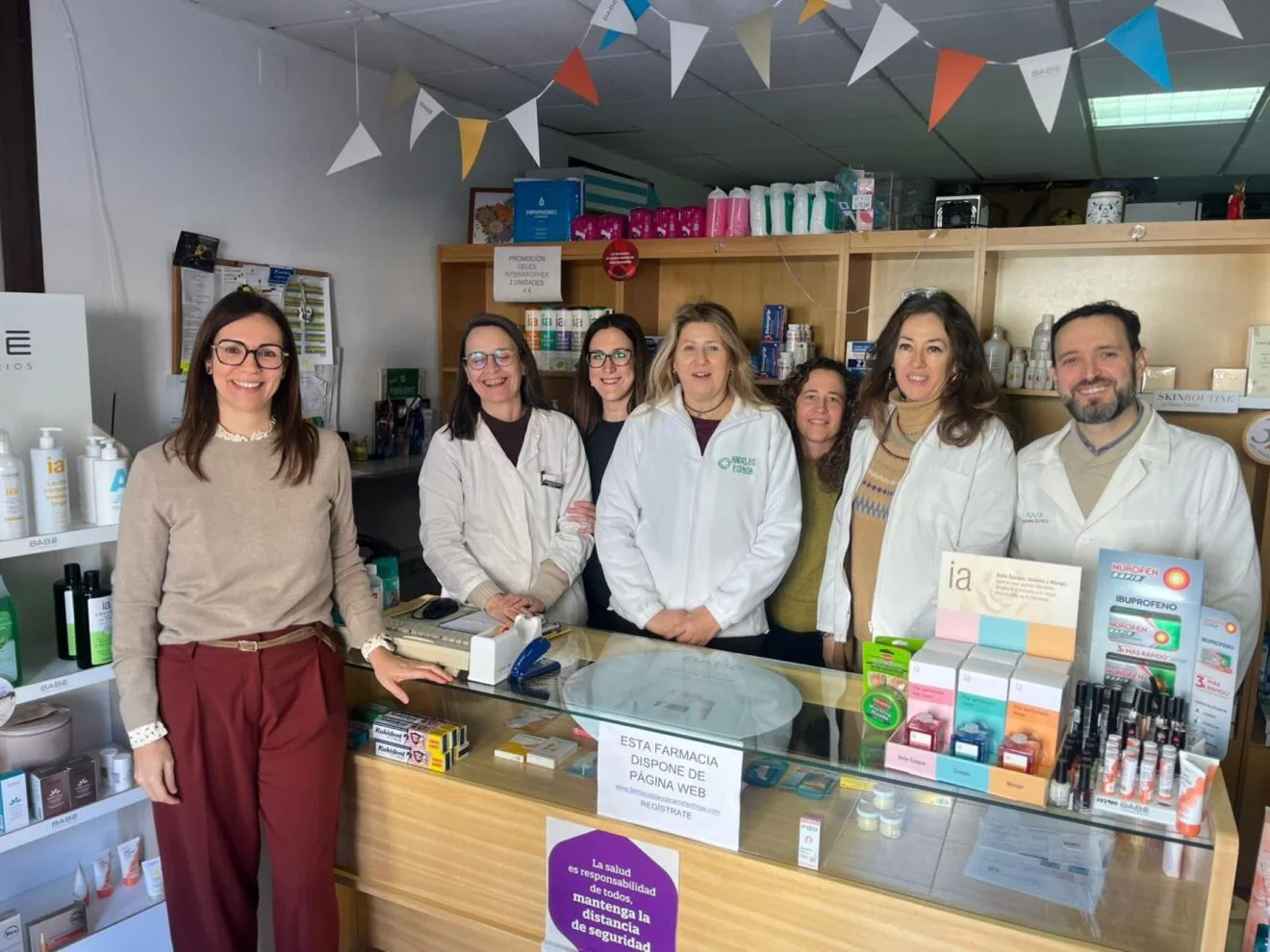 Elena Gras durante su visita a una farmacia rural para analizar las nuevas medidas de apoyo al sector
