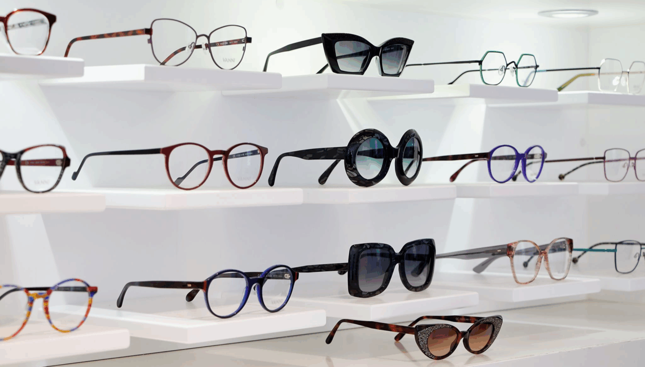 Encuentra tus gafas en tienda física o digital en Óptica Romany