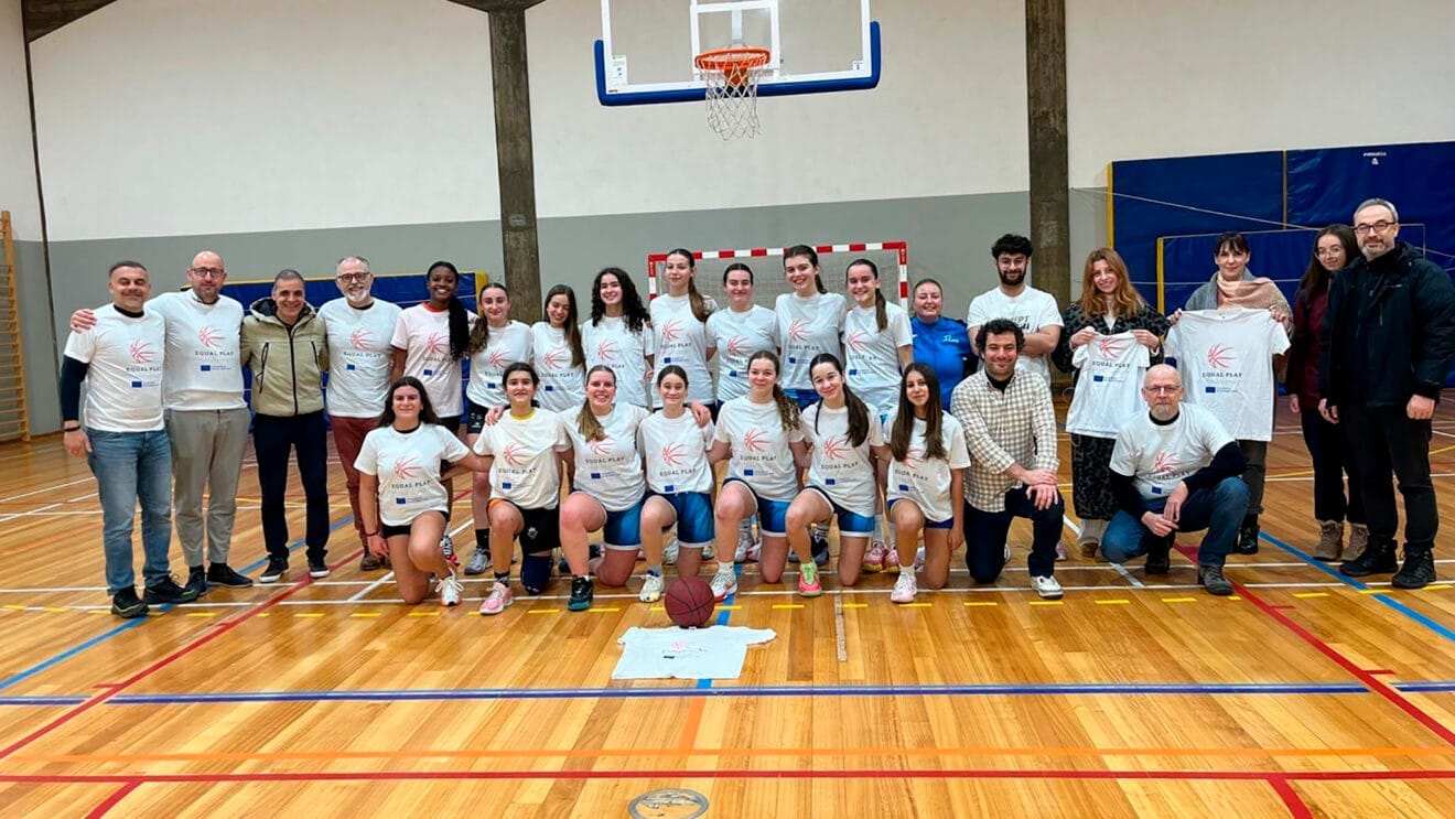Encuentro entre el Mirandela BC y la Escuela Deportiva Municipal de Baloncesto de Pedreguer