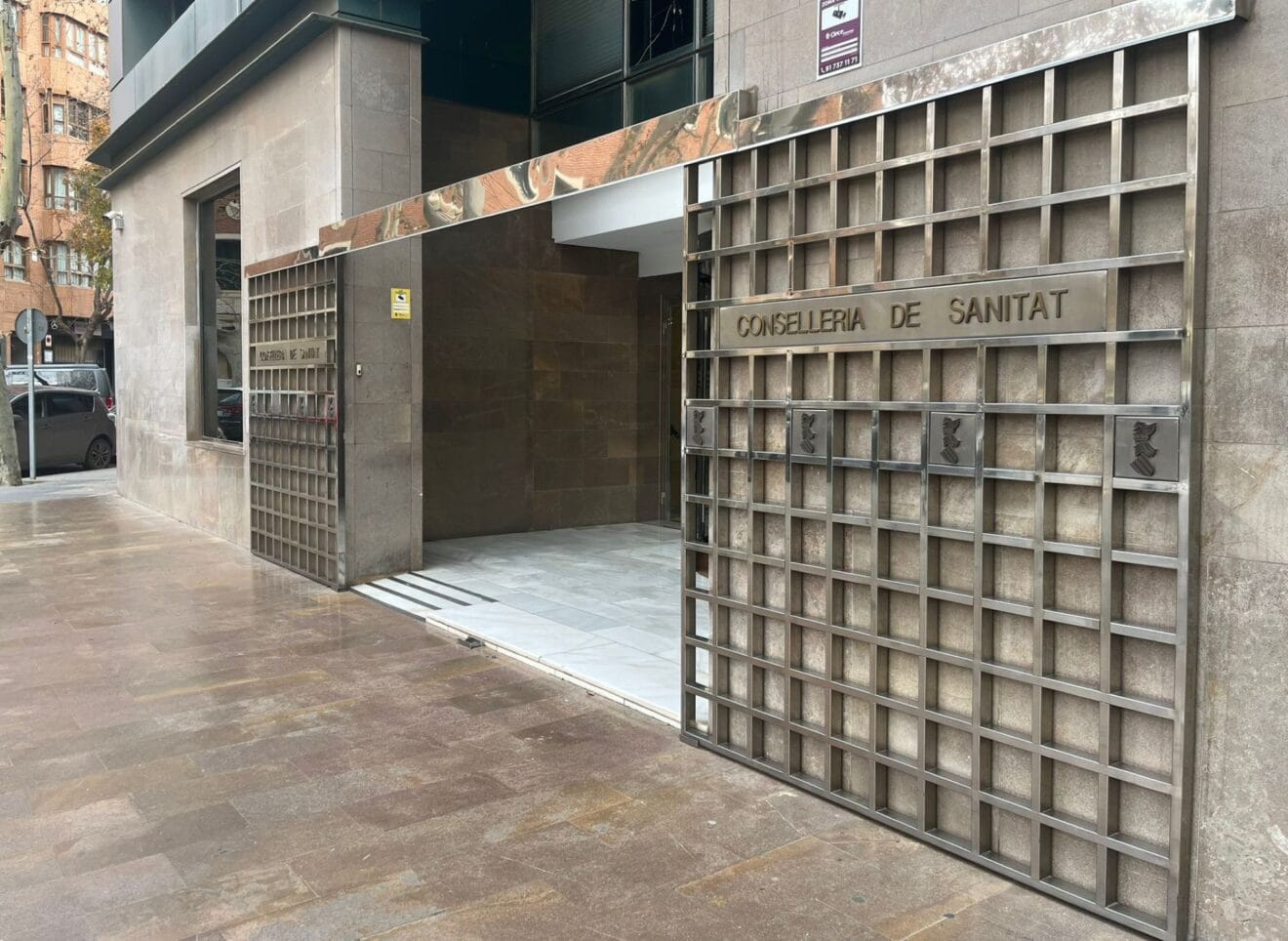 Entrada del edificio de la Conselleria de Sanidad