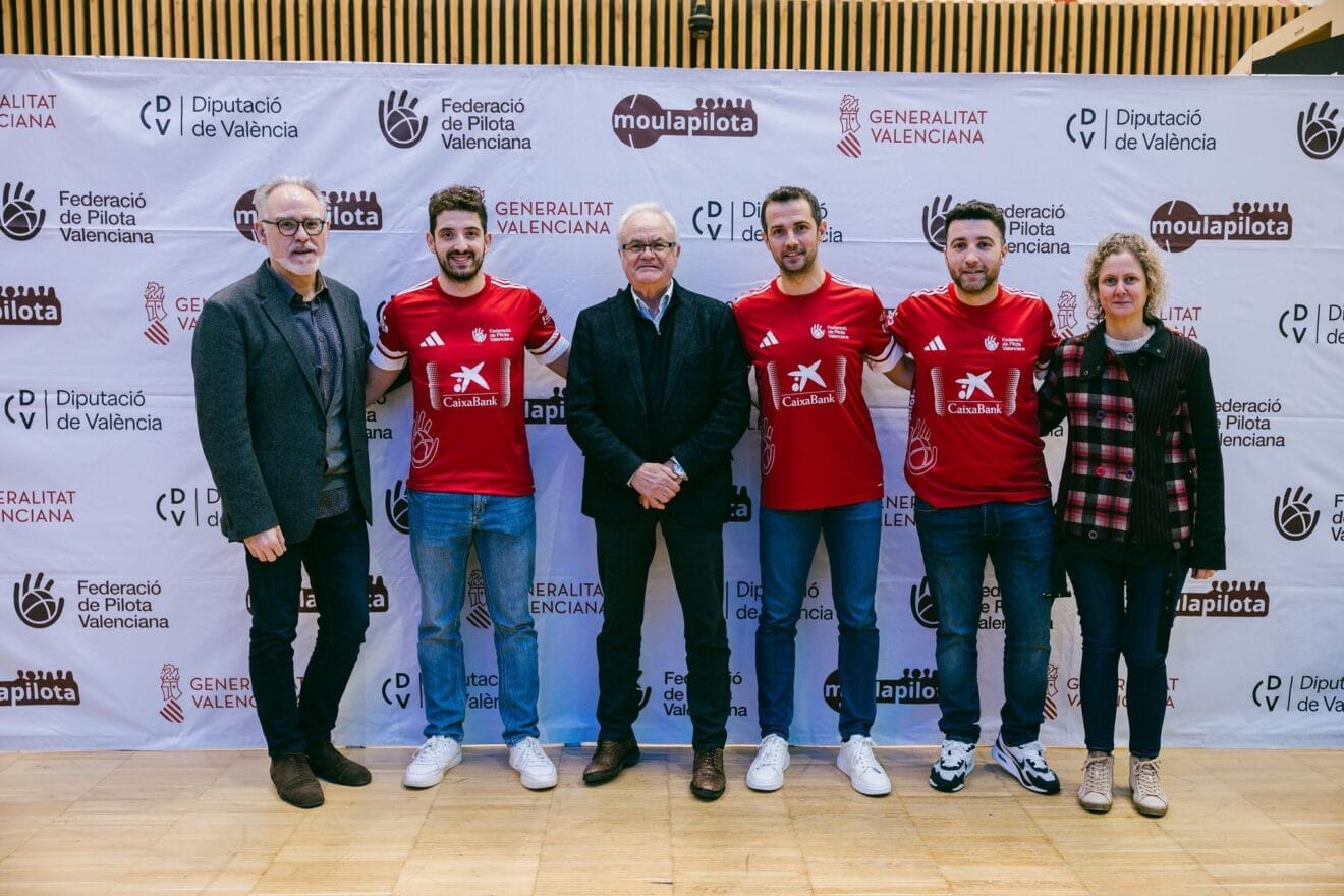 Equipo masculino de Pedreguer con el alcalde y la concejala de Deportes