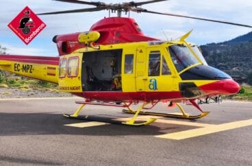 Rescatan a un senderista herido tras caer por una ladera en la ruta del Cavall Verd de Benigembla 4 helicoptero de rescate foto de archivo