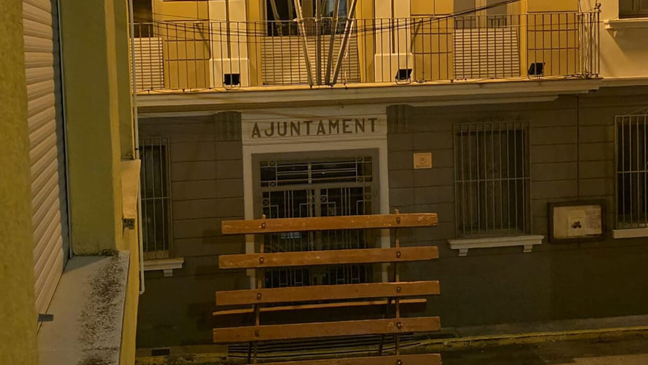 Imagen de la fachada el Ayuntamiento de Pedreguer compartida por la Policía Local en redes sociales