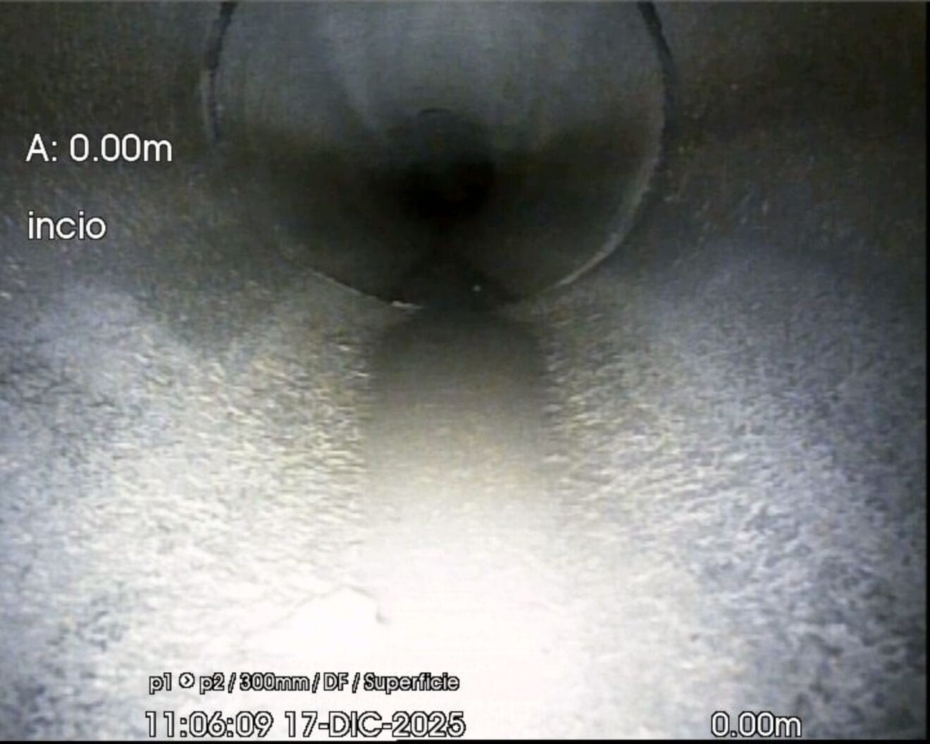 Imagen interior de una conducción durante una inspección de la red de alcantarillado con la nueva cámara municipal