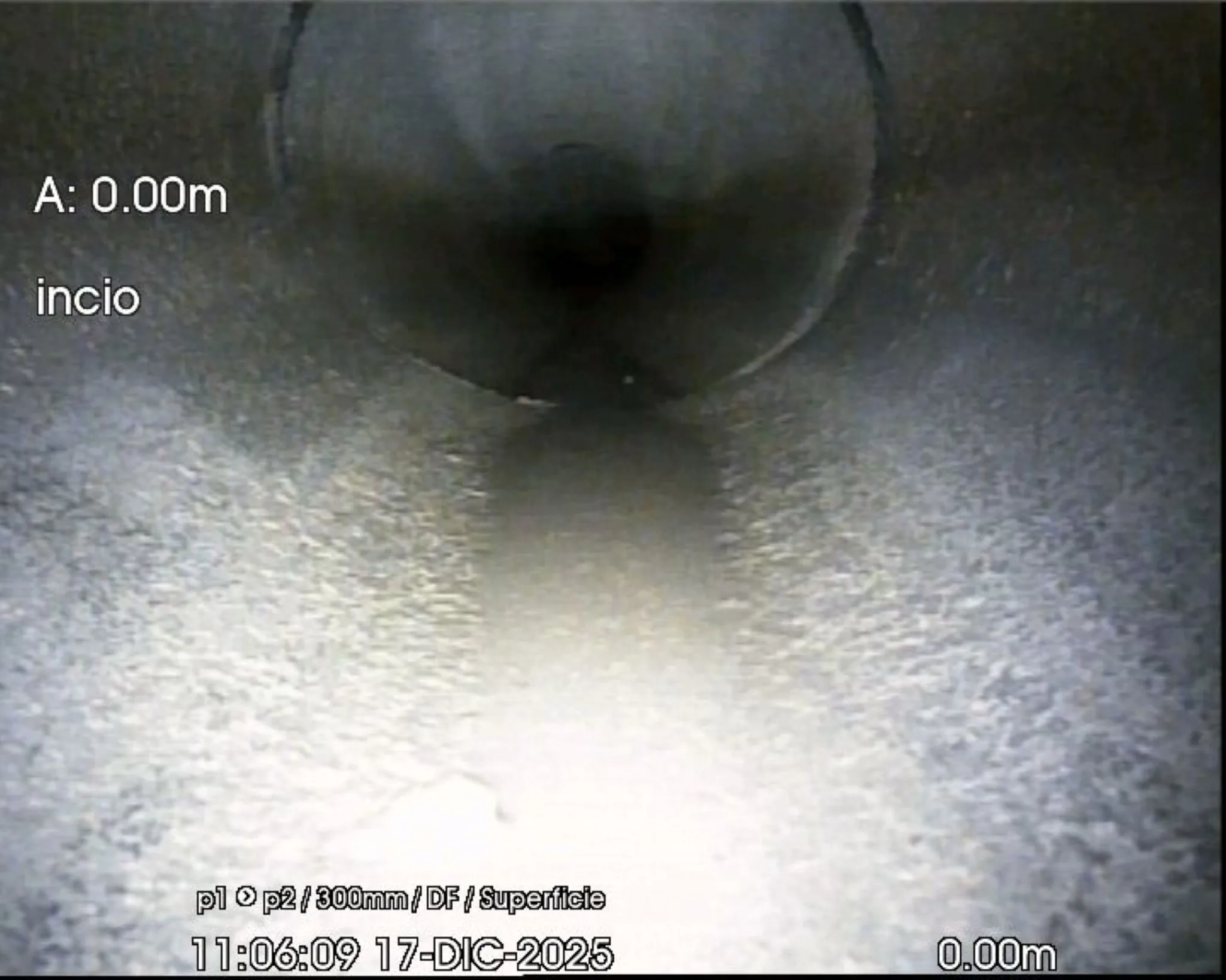 Immagine interna di una tubazione durante un'ispezione della rete fognaria con la nuova telecamera comunale