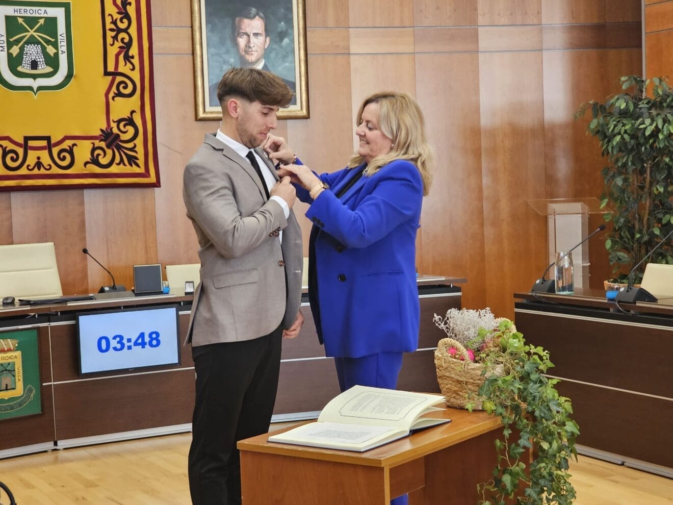 Imposición de insignia por parte de la alcaldesa Ana Sala