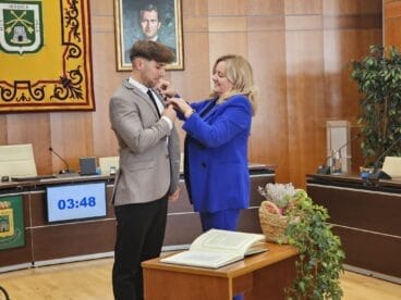 Imposición de insignia por parte de la alcaldesa Ana Sala