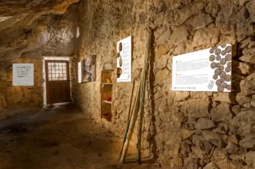 Interior de la Cova de les Morretes, con la nueva panelería interpretativa que explica su pasado ligado al contrabando y la vida tradicional