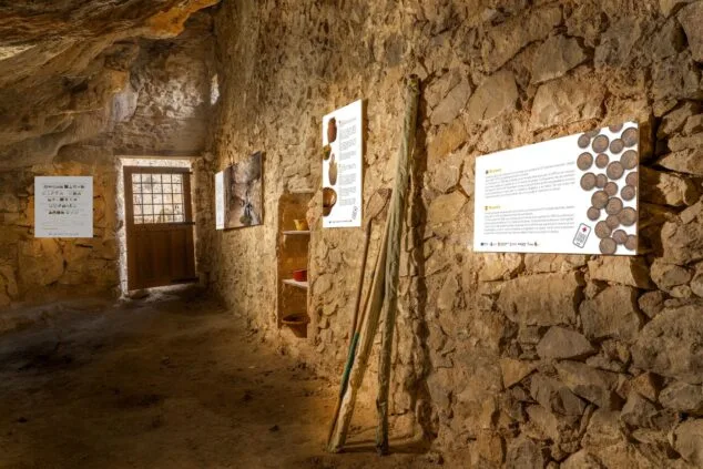 Imagen: Interior de la Cova de les Morretes, con la nueva panelería interpretativa que explica su pasado ligado al contrabando y la vida tradicional
