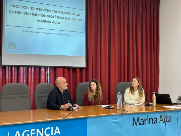 Imagen: Javier Scotto, Aina González y Patricia López, ponentes de la reunión informativa de la Xarxa d'Igualtat de la Marina Alta