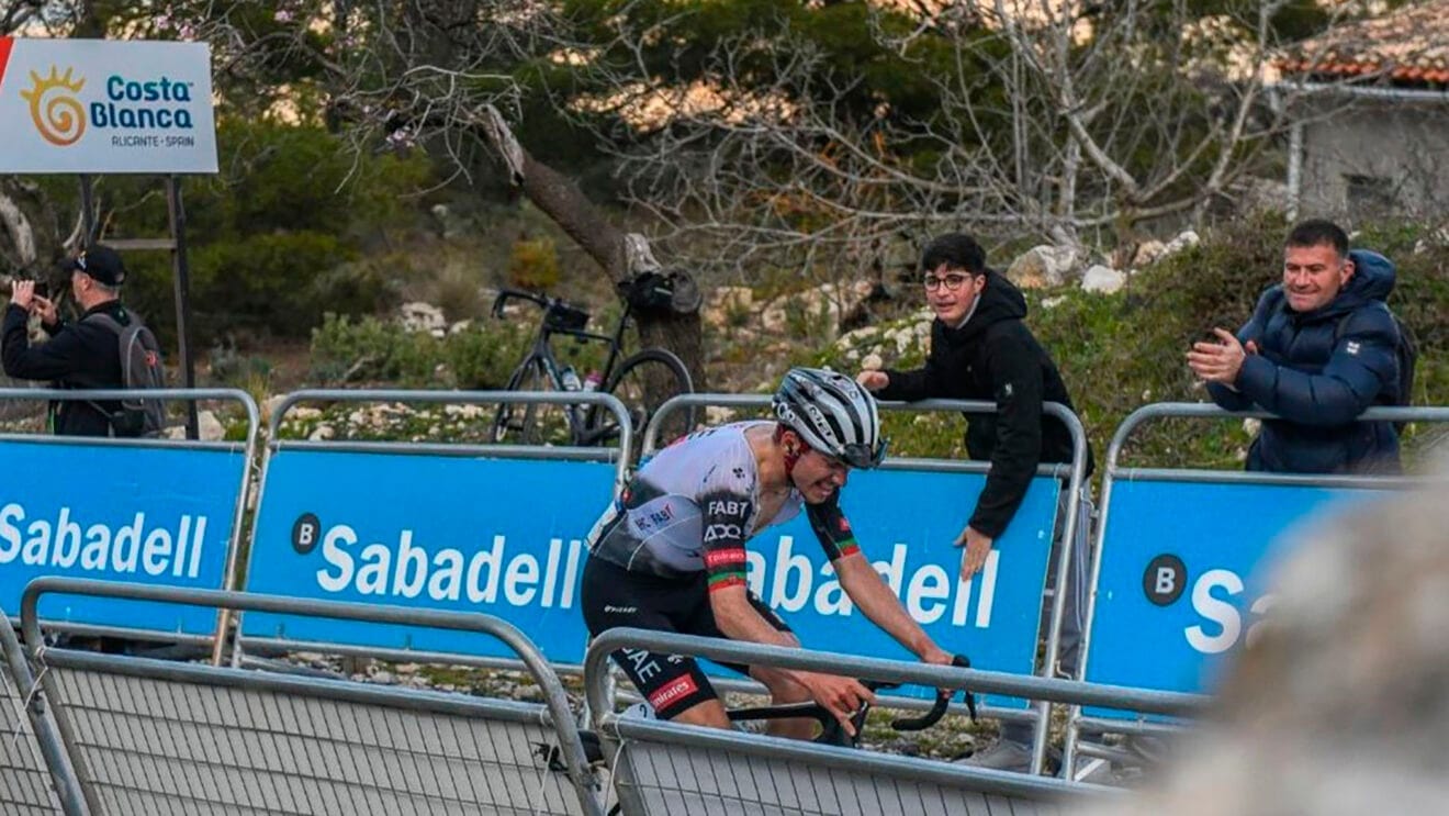 Joan Vidal y su padre, Juanjo Vidal, animando a los ciclistas en una prueba