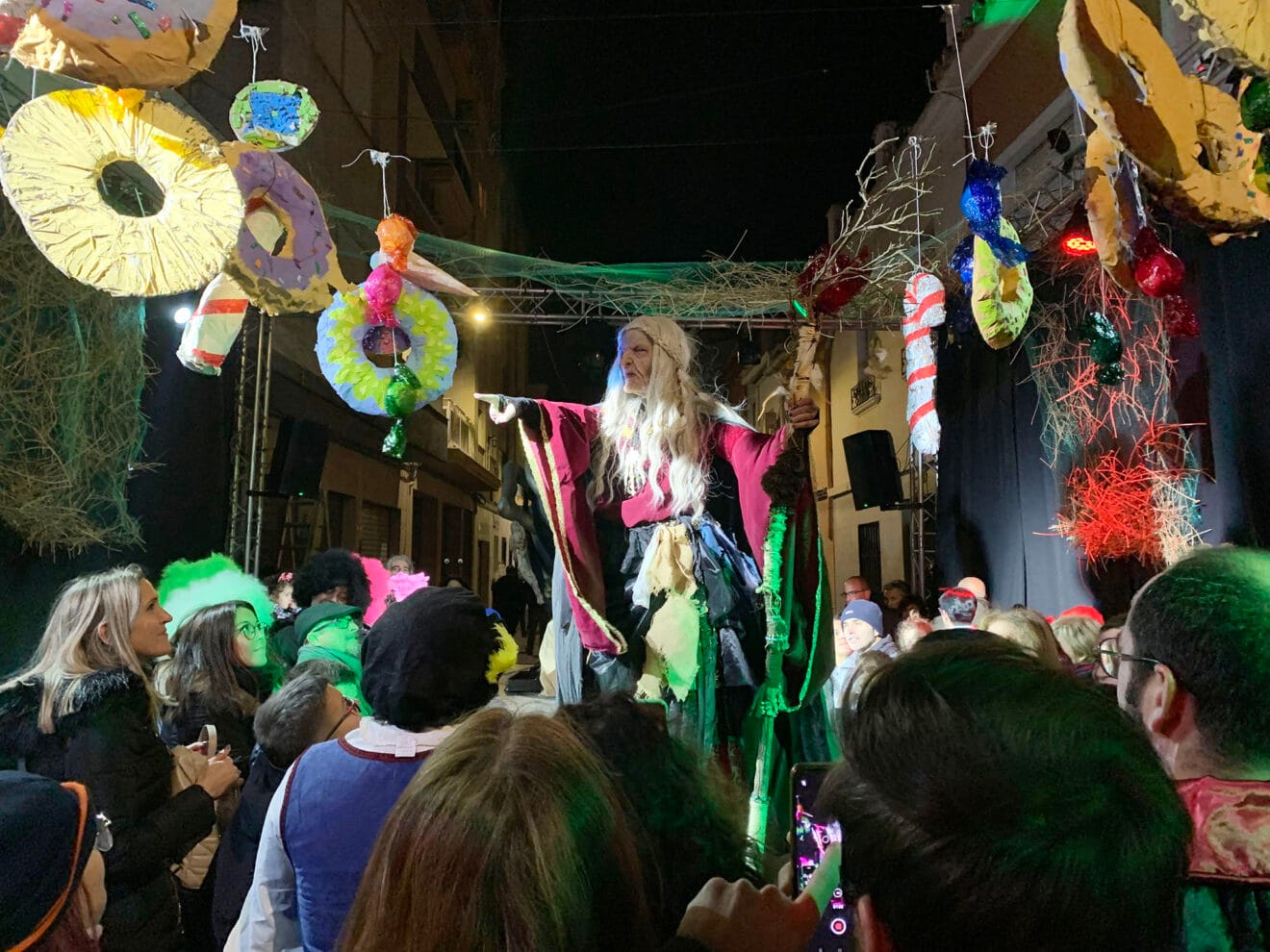 La bruja de Hansel y Gretel, interpretada por Carolina Ferrer, en el Carnestoltes de Pego en 2024