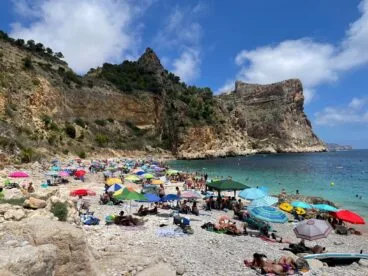 La cala Moraig, en Benitatxell, con fuerte ocupación estival en un espacio de acceso limitado y alta demanda durante la temporada alta
