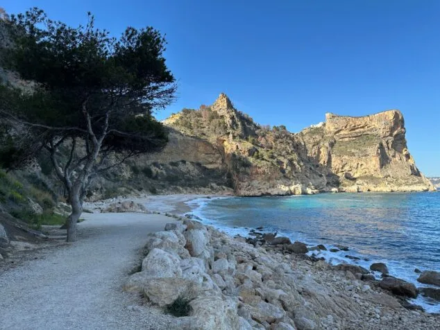 Las playas de la Marina Alta, entre la masificación estival y el vacío invernal 11 la cala moraig vacia y sin presion humana reflejo del marcado contraste estacional en el uso del litoral